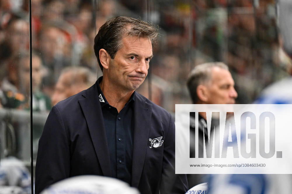 Penny DEL; Augsburger Panther - Adler Mannheim, 16.10.2026 AUGSBURG, GERMANY; 16. OCTOBER: im Bild Dallas EAKINS Headcoach Adler Mannheim Einzelfoto Freisteller während dem Match der Penny DEL zwischen den Augsburger Panthern und den Adler Mannheim am 9. Spieltag im Curt Frenzel Stadion