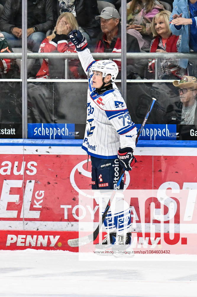 Penny DEL; Augsburger Panther - Adler Mannheim, 16.10.2026 AUGSBURG, GERMANY; 16. OCTOBER: Jubel der Gäste nach dem Treffer zum 1-2 durch Zachary SOLOW (Adler Mannheim 73) Tor Torschuetze Freude Happy während dem Match der Penny DEL zwischen den Augsburger Panthern und den Adler Mannheim am 9. Spieltag im Curt Frenzel Stadion