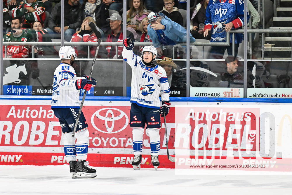 Penny DEL; Augsburger Panther - Adler Mannheim, 16.10.2026 AUGSBURG, GERMANY; 16. OCTOBER: Jubel der Gäste nach dem Treffer zum 1-2 durch Zachary SOLOW (Adler Mannheim 73) Tor Torschuetze Freude Happy während dem Match der Penny DEL zwischen den Augsburger Panthern und den Adler Mannheim am 9. Spieltag im Curt Frenzel Stadion