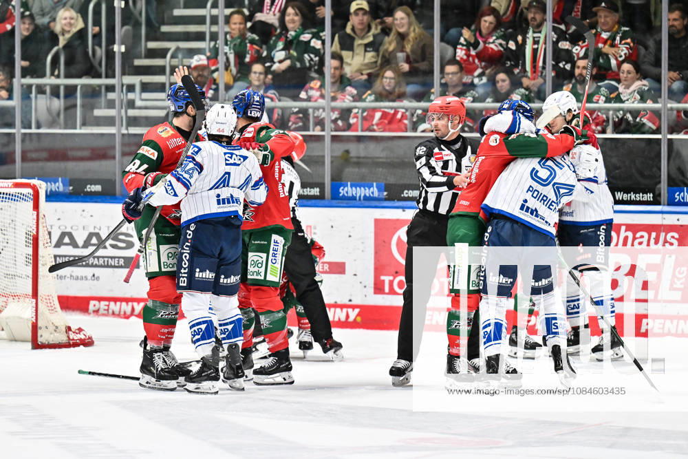 Penny DEL; Augsburger Panther - Adler Mannheim, 16.10.2026 AUGSBURG, GERMANY; 16. OCTOBER: ein hitziges erstes Drittel während dem Match der Penny DEL zwischen den Augsburger Panthern und den Adler Mannheim am 9. Spieltag im Curt Frenzel Stadion