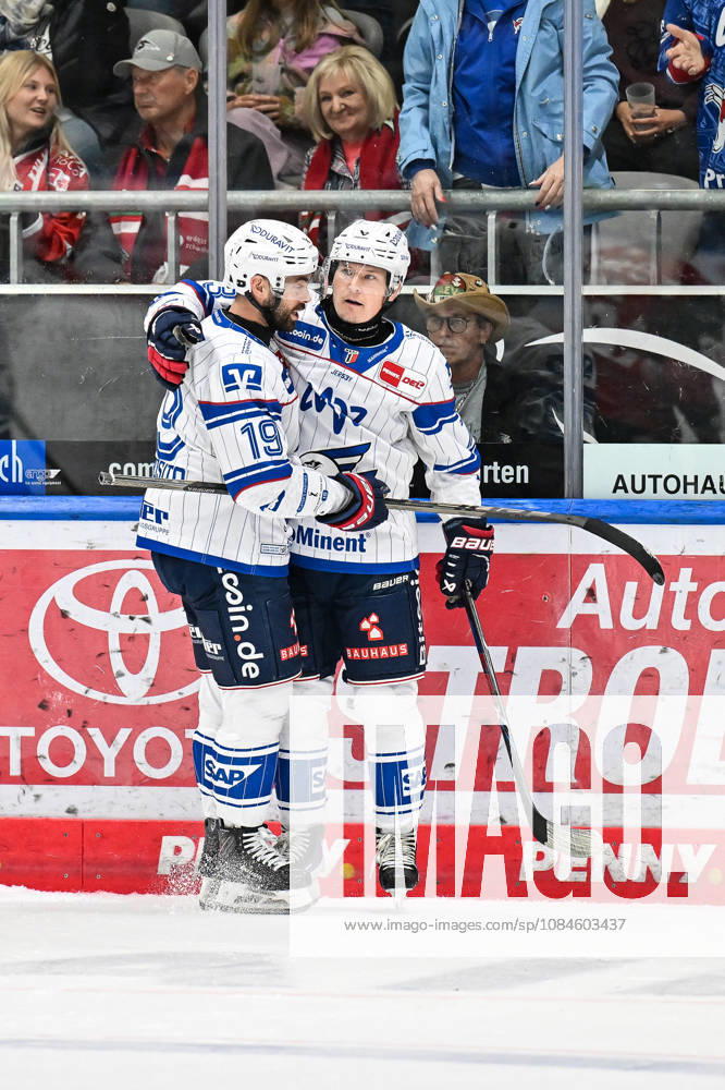 Penny DEL; Augsburger Panther - Adler Mannheim, 16.10.2026 AUGSBURG, GERMANY; 16. OCTOBER: Jubel der Gäste nach dem Treffer zum 1-2 durch Zachary SOLOW (Adler Mannheim 73) Tor Torschuetze Freude Happy während dem Match der Penny DEL zwischen den Augsburger Panthern und den Adler Mannheim am 9. Spieltag im Curt Frenzel Stadion