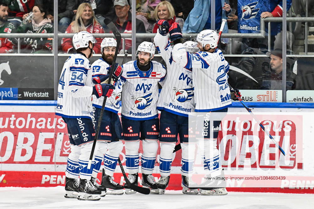 Penny DEL; Augsburger Panther - Adler Mannheim, 16.10.2026 AUGSBURG, GERMANY; 16. OCTOBER: Jubel der Gäste nach dem Treffer zum 1-2 durch Zachary SOLOW (Adler Mannheim 73) Tor Torschuetze Freude Happy während dem Match der Penny DEL zwischen den Augsburger Panthern und den Adler Mannheim am 9. Spieltag im Curt Frenzel Stadion