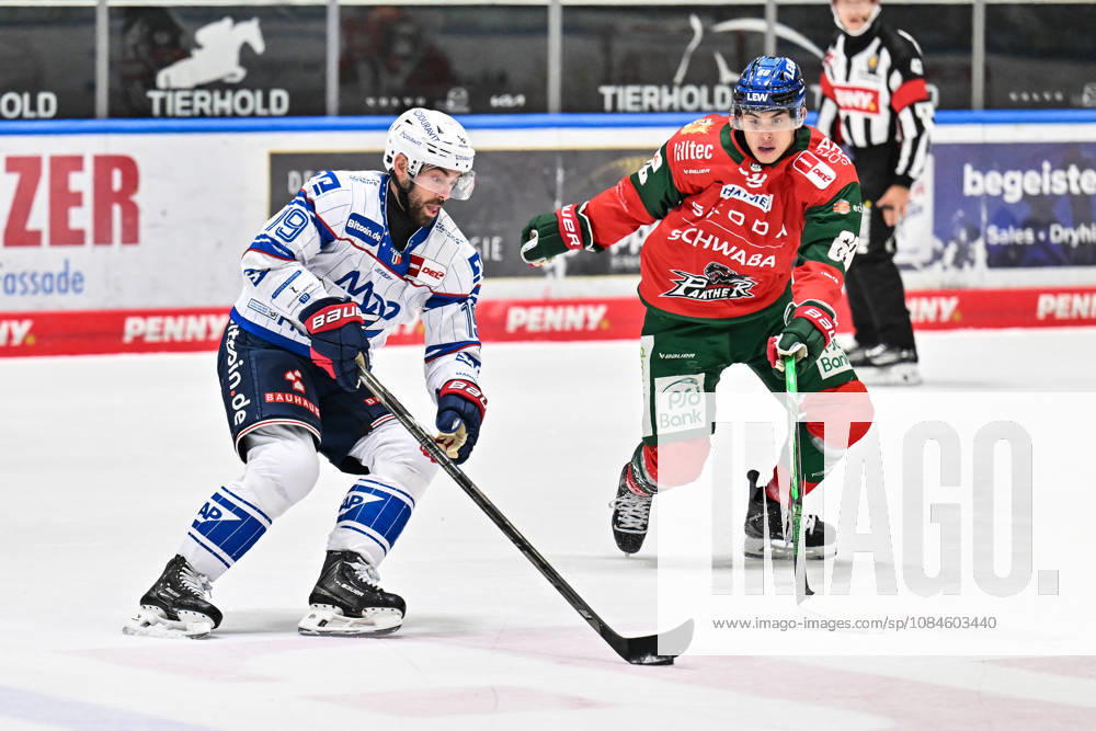 Penny DEL; Augsburger Panther - Adler Mannheim, 16.10.2026 aUGSBURG, GERMANY; 16. OCTOBER: im Duell Luke ESPOSITO (Adler Mannheim 19) und Fabrizio PILU (Augsburger Panther 68) während dem Match der Penny DEL zwischen den Augsburger Panthern und den Adler Mannheim am 9. Spieltag im Curt Frenzel Stadion