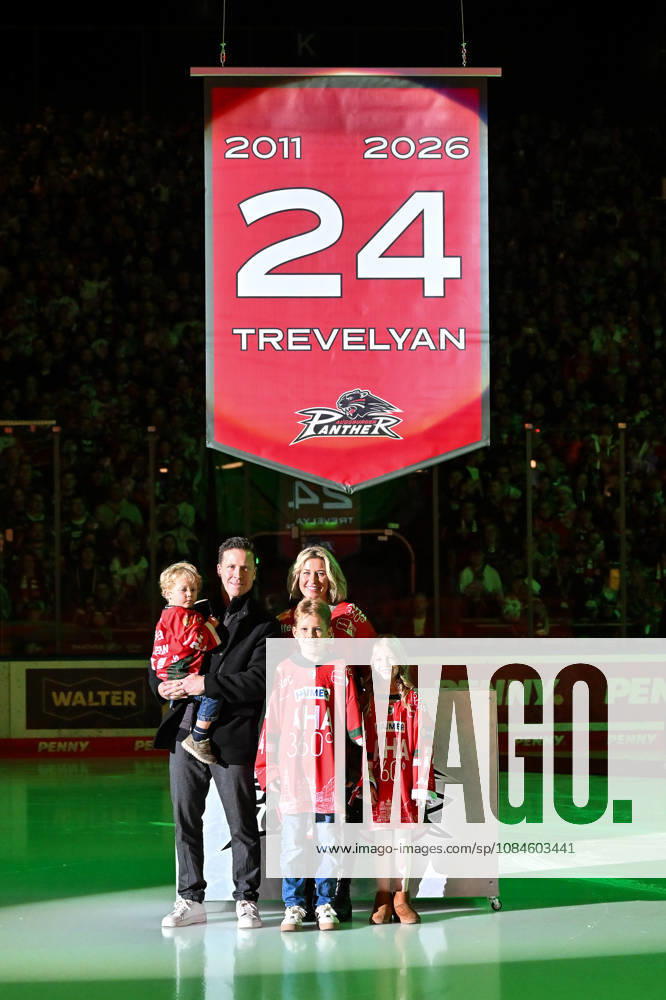 Penny DEL; Augsburger Panther - Adler Mannheim, 16.10.2026 AUGSBURG, GERMANY; 16. OCTOBER: im Bild T. J. TREVELYAN mit seiner Familie, vor der Nummer 24 die heute unters Hallendach gezogen wird vor dem Match der Penny DEL zwischen den Augsburger Panthern und den Adler Mannheim am 9. Spieltag im Curt Frenzel Stadion