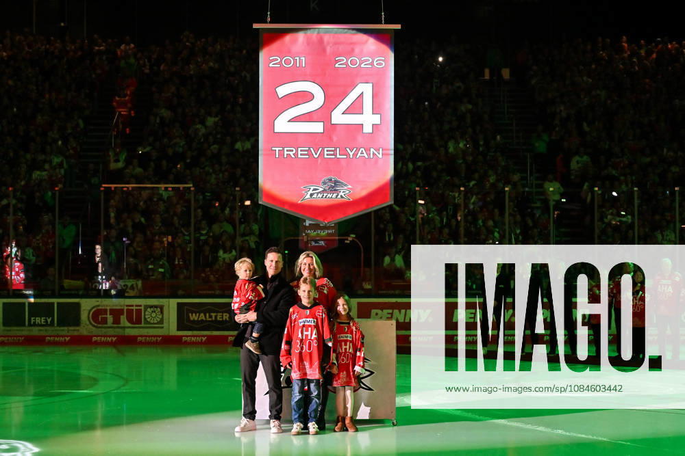 Penny DEL; Augsburger Panther - Adler Mannheim, 16.10.2026 AUGSBURG, GERMANY; 16. OCTOBER: im Bild T. J. TREVELYAN mit seiner Familie, vor der Nummer 24 die heute unters Hallendach gezogen wird vor dem Match der Penny DEL zwischen den Augsburger Panthern und den Adler Mannheim am 9. Spieltag im Curt Frenzel Stadion