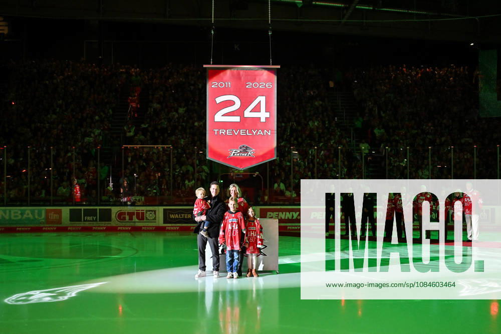 Penny DEL; Augsburger Panther - Adler Mannheim, 16.10.2026 AUGSBURG, GERMANY; 16. OCTOBER: im Bild T. J. TREVELYAN mit seiner Familie, vor der Nummer 24 die heute unters Hallendach gezogen wird vor dem Match der Penny DEL zwischen den Augsburger Panthern und den Adler Mannheim am 9. Spieltag im Curt Frenzel Stadion