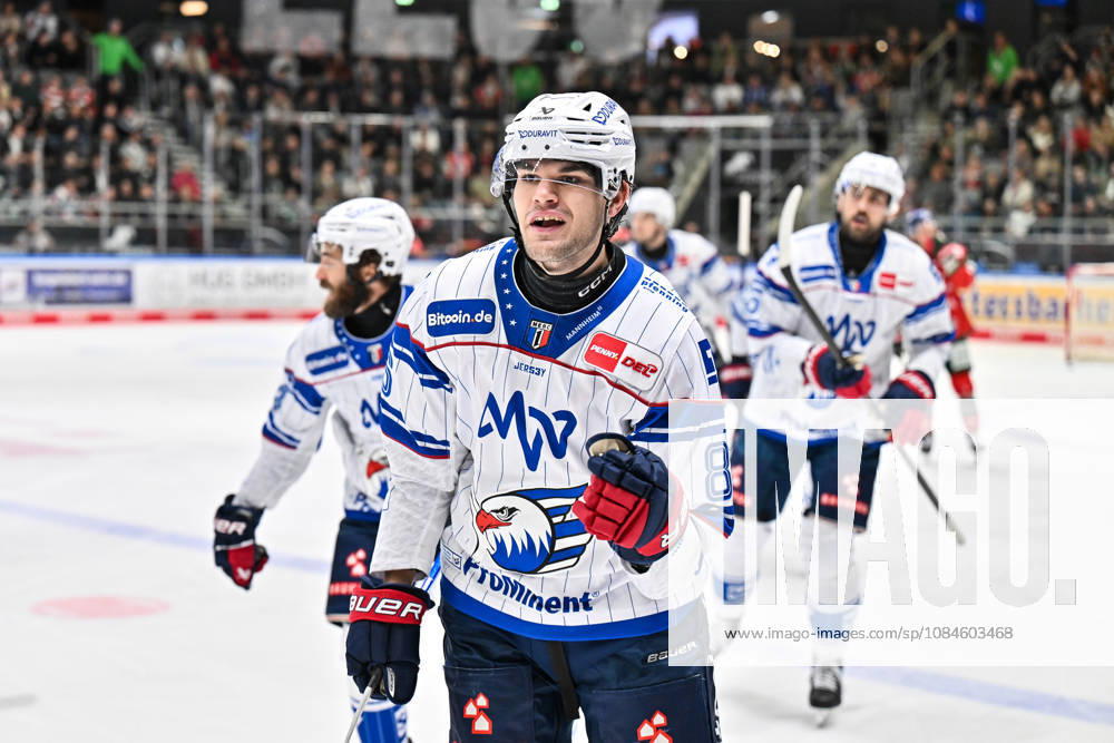 Penny DEL; Augsburger Panther - Adler Mannheim, 16.10.2026 AUGSBURG, GERMANY; 16. OCTOBER: Jubel der Gäste nach dem Treffer zum 1-1 durch Maximilian HEIM (Adler Mannheim 86) Tor Torschuetze Freude Happy während dem Match der Penny DEL zwischen den Augsburger Panthern und den Adler Mannheim am 9. Spieltag im Curt Frenzel Stadion