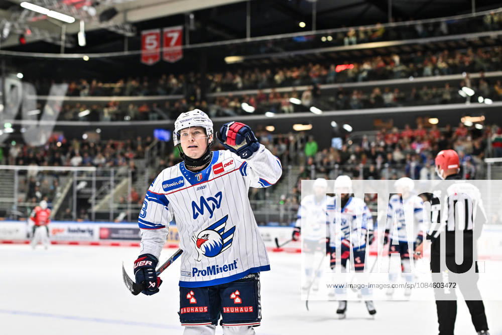Penny DEL; Augsburger Panther - Adler Mannheim, 16.10.2026 AUGSBURG, GERMANY; 16. OCTOBER: Jubel der Gäste nach dem Treffer zum 1-2 durch Zachary SOLOW (Adler Mannheim 73) Tor Torschuetze Freude Happy während dem Match der Penny DEL zwischen den Augsburger Panthern und den Adler Mannheim am 9. Spieltag im Curt Frenzel Stadion