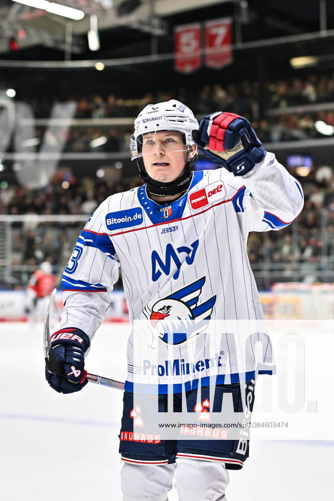 Penny DEL; Augsburger Panther - Adler Mannheim, 16.10.2026 AUGSBURG, GERMANY; 16. OCTOBER: Jubel der Gäste nach dem Treffer zum 1-2 durch Zachary SOLOW (Adler Mannheim 73) Tor Torschuetze Freude Happy während dem Match der Penny DEL zwischen den Augsburger Panthern und den Adler Mannheim am 9. Spieltag im Curt Frenzel Stadion