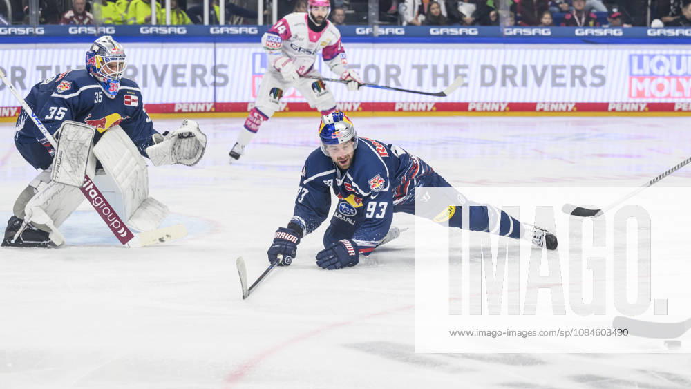 Im Bild v.l.: Mathias Niederberger (EHC Red Bull Muenchen 35), Maximilian Kastner (EHC Red Bull Muenchen 93), wirft sich in die Bahn des Pucks, GER, Berlin, Eishockey, DEL 1, Eisbaeren Berlin vs EHC Red Bull Muenchen, in der Uber Arena, 16.10.2026,