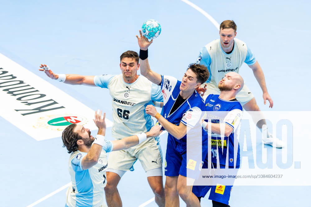 GER, Handball, Maenner, Saison 26 27, Opel 1.Bl, 9.Spieltag, ThSV Eisenach - VfL Gummersbach Oskar Joelsson (ThSV Eisenach,3), Stepan Zeman (VfL Gummersbach) 99817 Eisenach Werner-Assmann-Halle Am Sportp Thueringen Deutschland