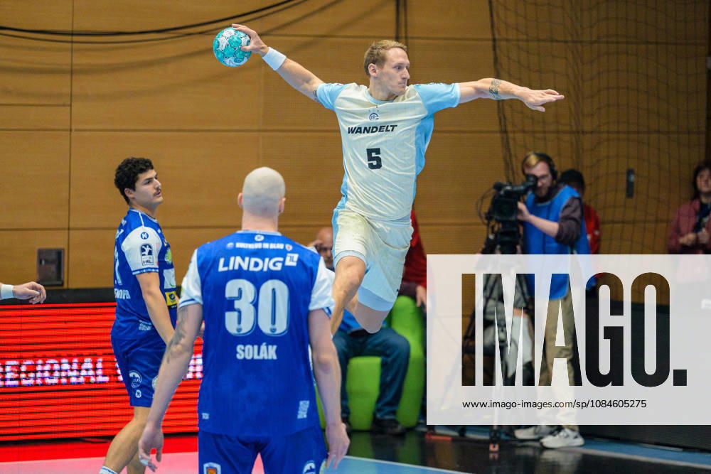 Tilen Kodrin (VfL Gummersbach, 05) aus der Ecke. Dominik Solak (ThSV Eisenach, 30), Gian Attenhofer (ThSV Eisenach, 11) GER, ThSV Eisenach gegen VfL Gummersbach, 1. Opel Handballbundesliga, Handball, 9.Spieltag, Saison 2026 2027, 20.00 Uhr, 16.10.2026 GER, ThSV Eisenach gegen VfL Gummersbach, 1. Opel Handballbundesliga, Handball, 9.Spieltag, Saison 2026 2027, 20.00 Uhr, 16.10.2026 Eisenach