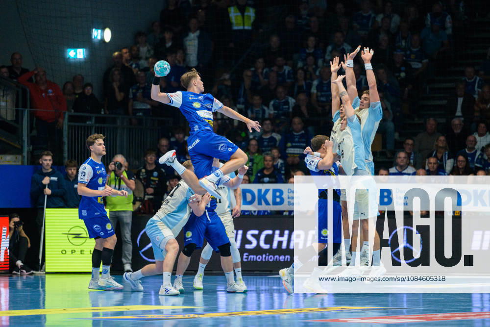 Oskar Joelsson (ThSV Eisenach, 03) gegen die Abwehr. Tilen Kodrin (VfL Gummersbach, 05) GER, ThSV Eisenach gegen VfL Gummersbach, 1. Opel Handballbundesliga, Handball, 9.Spieltag, Saison 2026 2027, 20.00 Uhr, 16.10.2026 GER, ThSV Eisenach gegen VfL Gummersbach, 1. Opel Handballbundesliga, Handball, 9.Spieltag, Saison 2026 2027, 20.00 Uhr, 16.10.2026 Eisenach