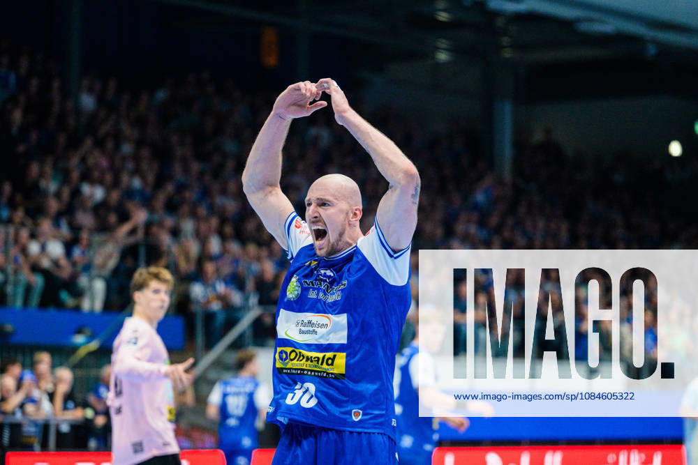 Dominik Solak (ThSV Eisenach, 30) feuert die Eisenacher Fans an. GER, ThSV Eisenach gegen VfL Gummersbach, 1. Opel Handballbundesliga, Handball, 9.Spieltag, Saison 2026 2027, 20.00 Uhr, 16.10.2026 GER, ThSV Eisenach gegen VfL Gummersbach, 1. Opel Handballbundesliga, Handball, 9.Spieltag, Saison 2026 2027, 20.00 Uhr, 16.10.2026 Eisenach