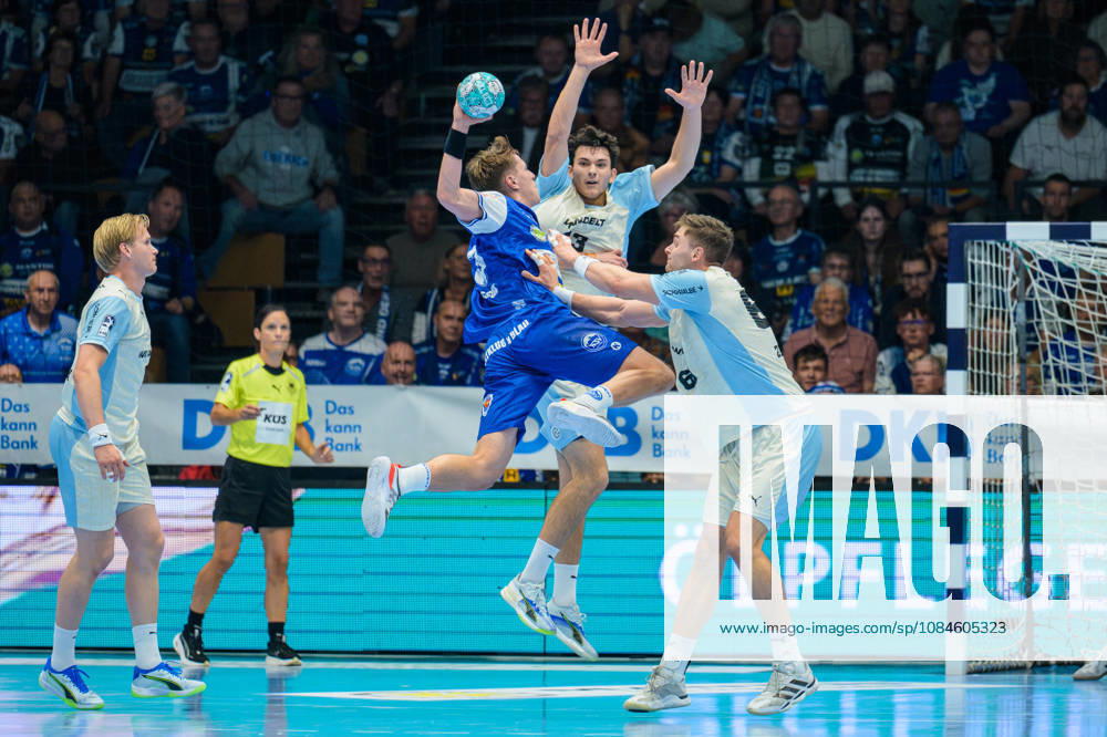 Oskar Joelsson (ThSV Eisenach, 03) gegen Stepan Zeman (VfL Gummersbach, 66), Nikola Roganovic (VfL Gummersbach, 23), Elias Scholtes (ThSV Eisenach, 04) GER, ThSV Eisenach gegen VfL Gummersbach, 1. Opel Handballbundesliga, Handball, 9.Spieltag, Saison 2026 2027, 20.00 Uhr, 16.10.2026 GER, ThSV Eisenach gegen VfL Gummersbach, 1. Opel Handballbundesliga, Handball, 9.Spieltag, Saison 2026 2027, 20.00 Uhr, 16.10.2026 Eisenach