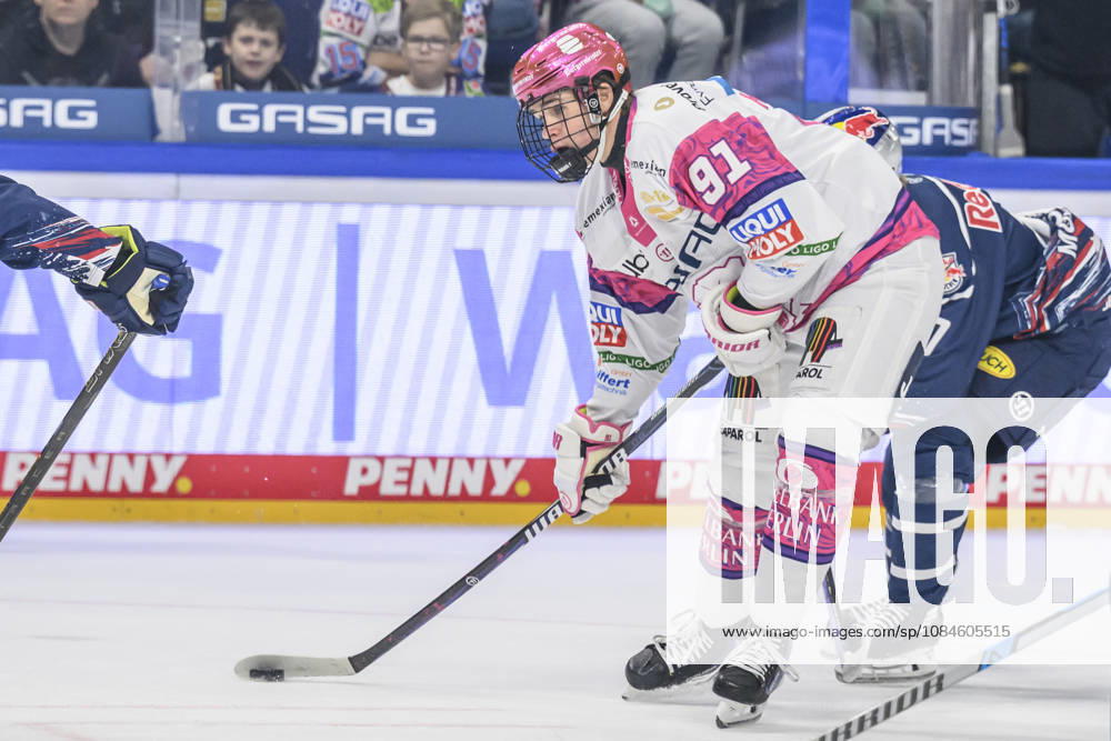 Im Bild v.l.: Tobias Krestan (Eisbären Berlin 91), im Angriff, GER, Berlin, Eishockey, DEL 1, Eisbaeren Berlin vs EHC Red Bull Muenchen, in der Uber Arena, 16.10.2026,