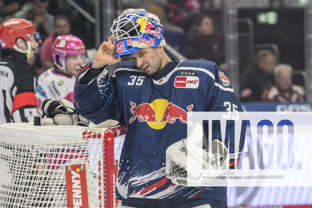 Im Bild v.l.: Mathias Niederberger (EHC Red Bull Muenchen 35), traurig, deprimiert, sauer, GER, Berlin, Eishockey, DEL 1, Eisbaeren Berlin vs EHC Red Bull Muenchen, in der Uber Arena, 16.10.2026,