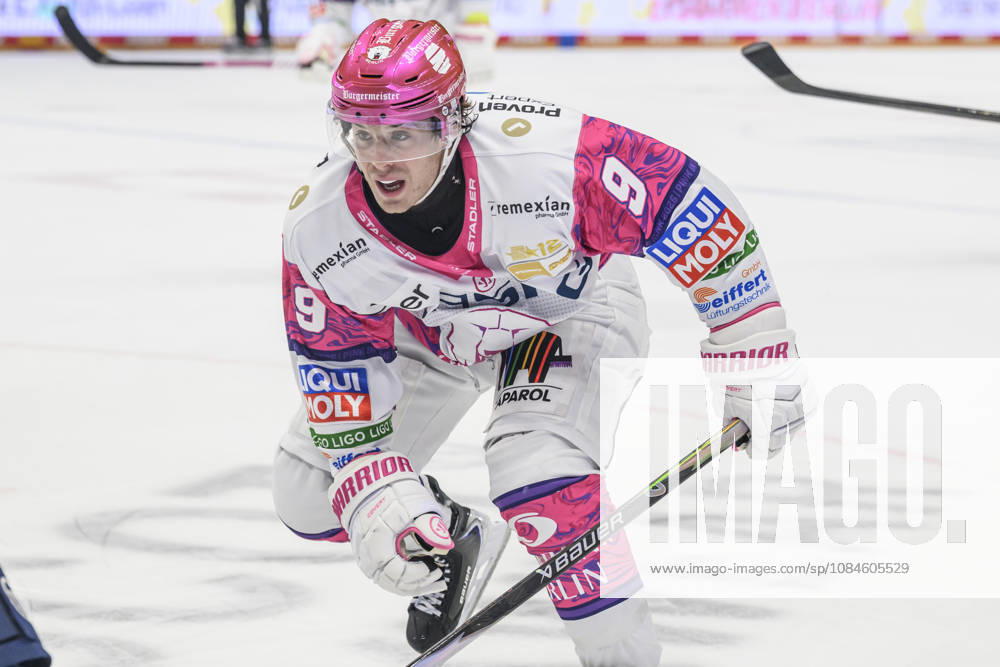 Im Bild v.l.: Ty Ronning (Eisbären Berlin 09), im Angriff, GER, Berlin, Eishockey, DEL 1, Eisbaeren Berlin vs EHC Red Bull Muenchen, in der Uber Arena, 16.10.2026,