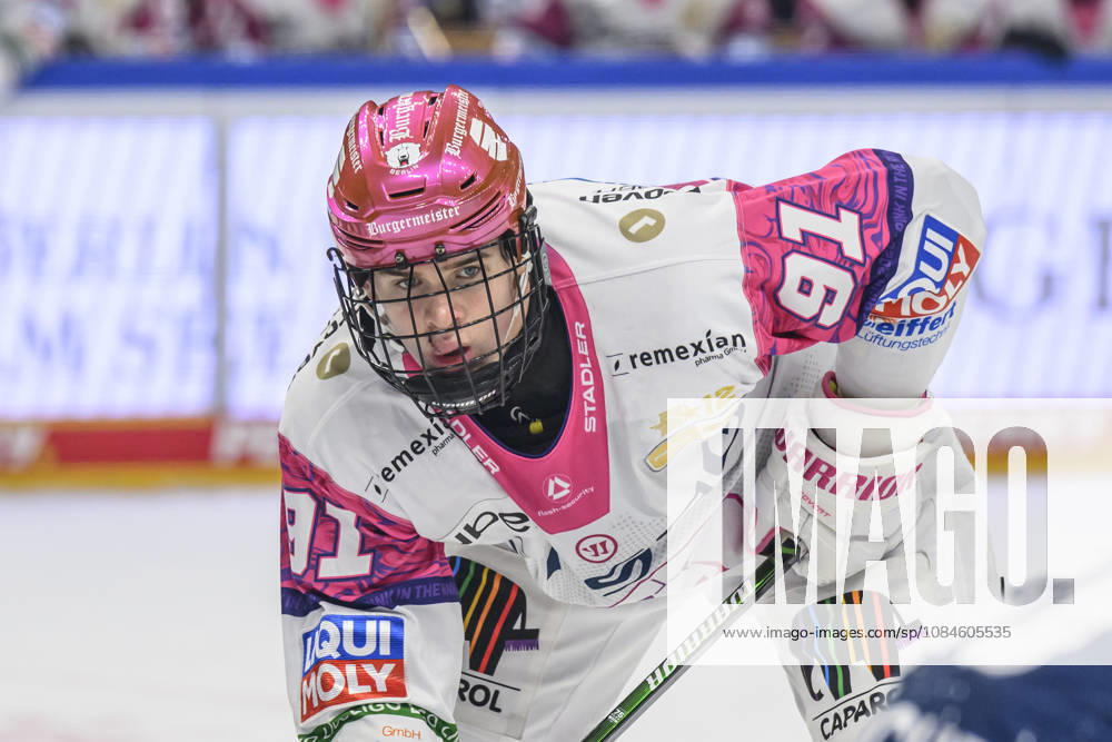 Im Bild v.l.: Tobias Krestan (Eisbären Berlin 91), im Angriff, GER, Berlin, Eishockey, DEL 1, Eisbaeren Berlin vs EHC Red Bull Muenchen, in der Uber Arena, 16.10.2026,