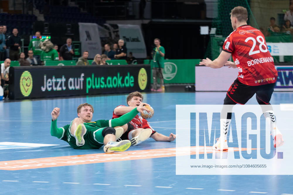 Handball, HBL2: SC DHfK Leipzig - ASV Hamm-Westfalen; 16.10.2026 Franz Semper (32, SC DHfK Leipzig) und Adam Horvath-Garaba (5, ASV Hamm-Westfalen) gemeinsam am Boden. Handball, 2. Bundesliga, Saison 2026 2027, 8. Spieltag: SC DHfK Leipzig vs. ASV Hamm-Westfalen am 16.10.2026 in der Quarterback Immobilien Arena Leipzig.
