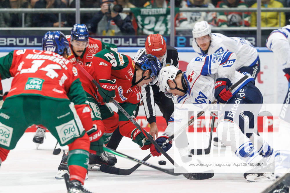 Philipp Krauss (20, Augsburger Panther) und Patrick Brown (38, Adler Mannheim) beim Spiel zwischen Augsburger Panther v Adler Mannheim, Eishockey, Herren, DEL, 2026 2027, 9.Spieltag am 16.10.2026 in Augsburg, Curt-Frenzel-Stadion. Bayern Deutschland