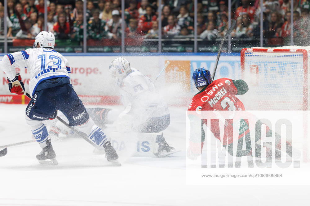 Brooks Macek (13, Adler Mannheim), Jake Hildebrand (30, Adler Mannheim) und Alec Mccrea (3, Augsburger Panther) beim Spiel zwischen Augsburger Panther v Adler Mannheim, Eishockey, Herren, DEL, 2026 2027, 9.Spieltag am 16.10.2026 in Augsburg, Curt-Frenzel-Stadion. Bayern Deutschland