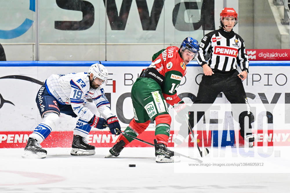Penny DEL; Augsburger Panther - Adler Mannheim, 16.10.2026 AUGSBURG, GERMANY; 16. OCTOBER: im Duell Luke ESPOSITO (Adler Mannheim 19) und D. J. BUSDEKER (Augsburger Panther 14) während dem Match der Penny DEL zwischen den Augsburger Panthern und den Adler Mannheim am 9. Spieltag im Curt Frenzel Stadion