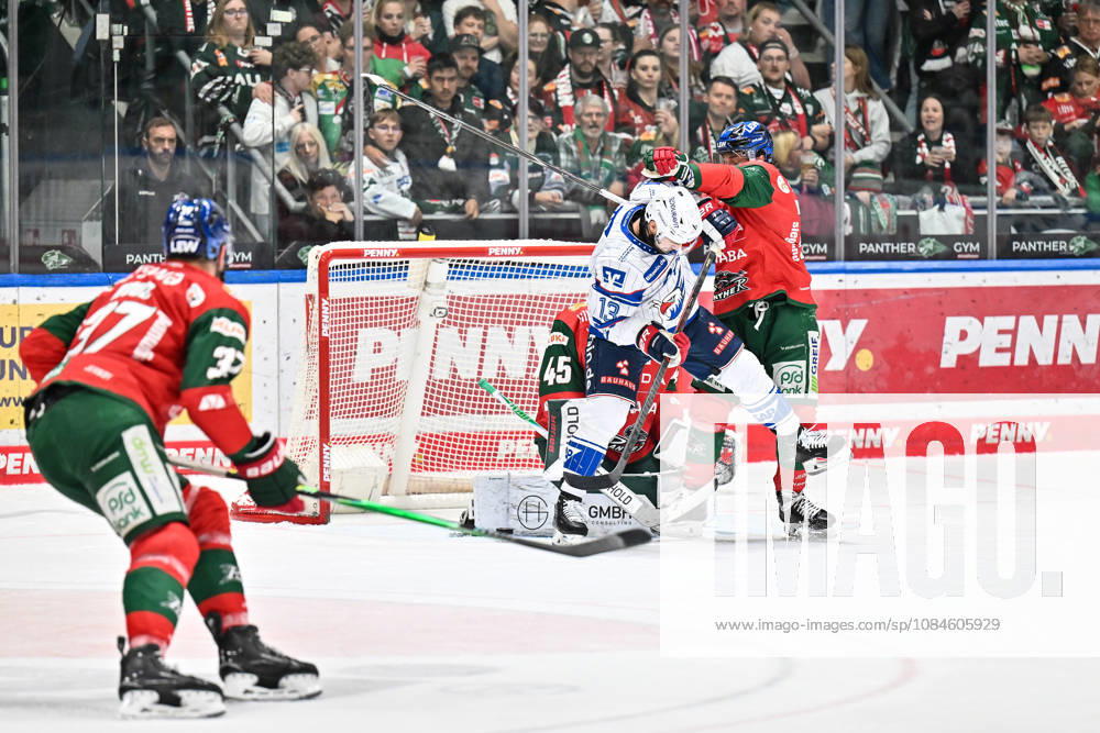 Penny DEL; Augsburger Panther - Adler Mannheim, 16.10.2026 AUGSBURG, GERMANY; 16. OCTOBER: im Duell Brooks MACEK (Adler Mannheim 13) und Enrico HENRIQUEZ (Augsburger Panther 52) vor Tobias ANCICKA (Augsburger Panther 45) während dem Match der Penny DEL zwischen den Augsburger Panthern und den Adler Mannheim am 9. Spieltag im Curt Frenzel Stadion