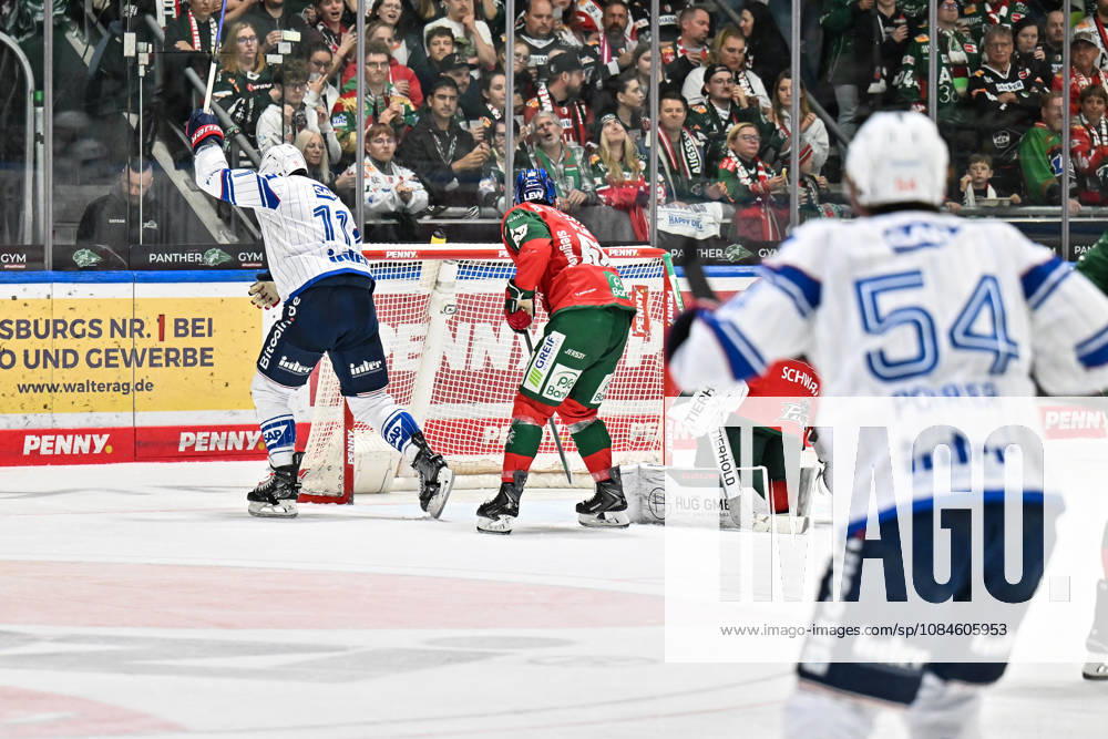 Penny DEL; Augsburger Panther - Adler Mannheim, 16.10.2026 aUGSBURG, GERMANY; 16. OCTOBER: Jubel der Gäste nach dem Treffer zum 1-3 durch Brooks MACEK (Adler Mannheim 13) Tor Torschuetze Freude Happy während dem Match der Penny DEL zwischen den Augsburger Panthern und den Adler Mannheim am 9. Spieltag im Curt Frenzel Stadion
