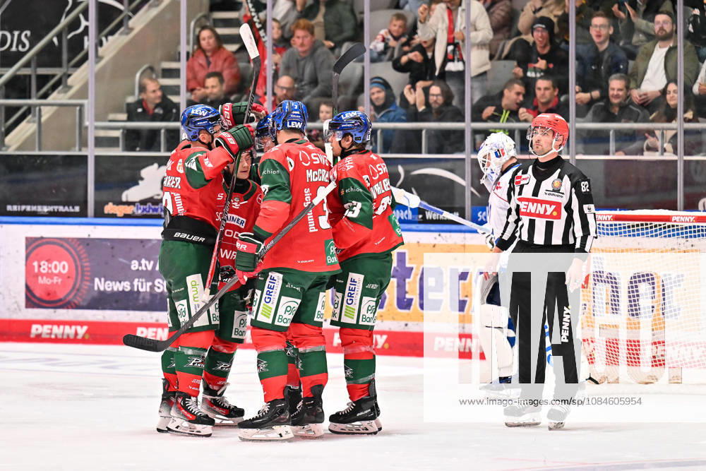 Penny DEL; Augsburger Panther - Adler Mannheim, 16.10.2026 AUGSBURG, GERMANY; 16. OCTOBER: Jub der Panther nach dem Treffer zum 2-3 durch Moritz ELIAS (Augsburger Panther 46) Tor Torschuetze Freude Happy während dem Match der Penny DEL zwischen den Augsburger Panthern und den Adler Mannheim am 9. Spieltag im Curt Frenzel Stadion
