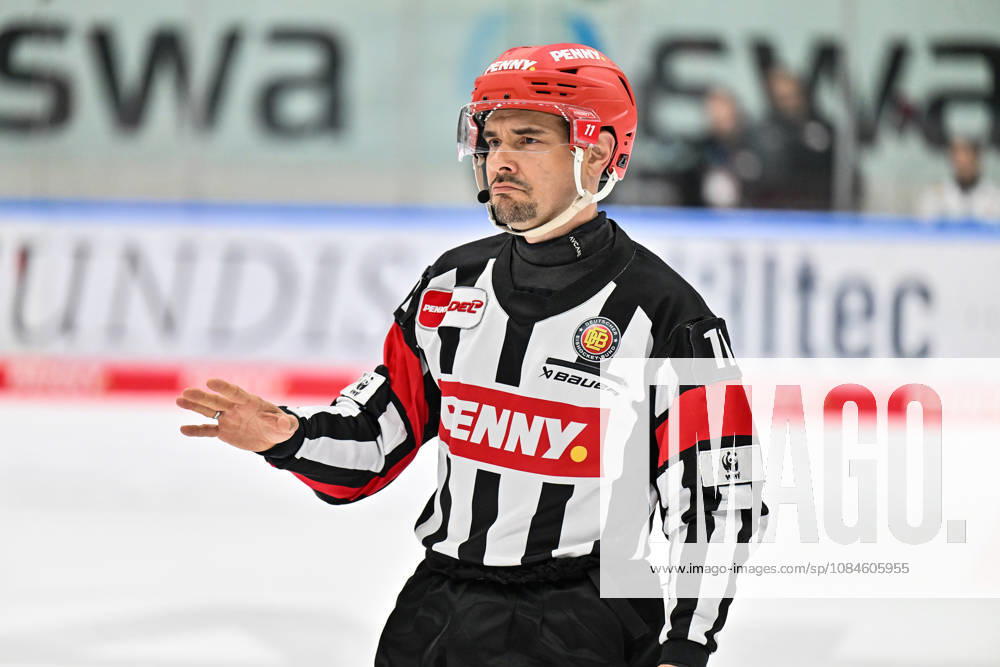 Penny DEL; Augsburger Panther - Adler Mannheim, 16.10.2026 AUGSBURG, GERMANY; 16. OCTOBER: Hauptschiedsrichter Sirko HUNNIUS Einzelfoto Freisteller während dem Match der Penny DEL zwischen den Augsburger Panthern und den Adler Mannheim am 9. Spieltag im Curt Frenzel Stadion