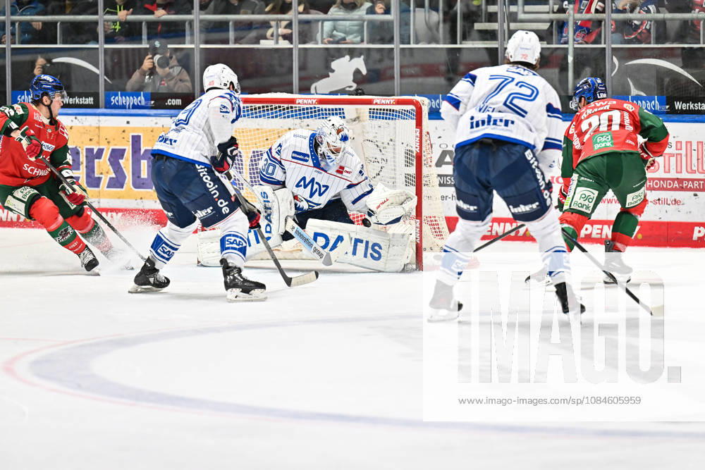 Penny DEL; Augsburger Panther - Adler Mannheim, 16.10.2026 AUGSBURG, GERMANY; 16. OCTOBER: Philipp KRAUß (Augsbuger Panther 20) scheitert in dieser Szene an Jake HILDEBRAND (Adler Mannheim 30) während dem Match der Penny DEL zwischen den Augsburger Panthern und den Adler Mannheim am 9. Spieltag im Curt Frenzel Stadion