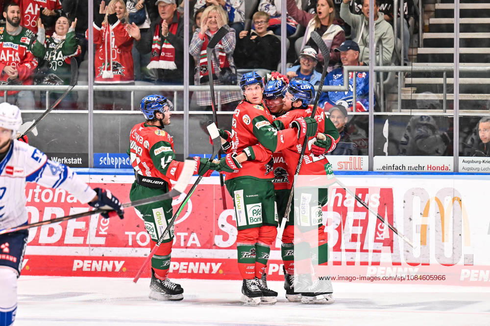 Penny DEL; Augsburger Panther - Adler Mannheim, 16.10.2026 AUGSBURG, GERMANY; 16. OCTOBER: Jubel der Panther nach dem Treffer zum 3-3 durch Philipp KRAUß (Augsbuger Panther 20) Tor Torschuetze Freude Happy während dem Match der Penny DEL zwischen den Augsburger Panthern und den Adler Mannheim am 9. Spieltag im Curt Frenzel Stadion