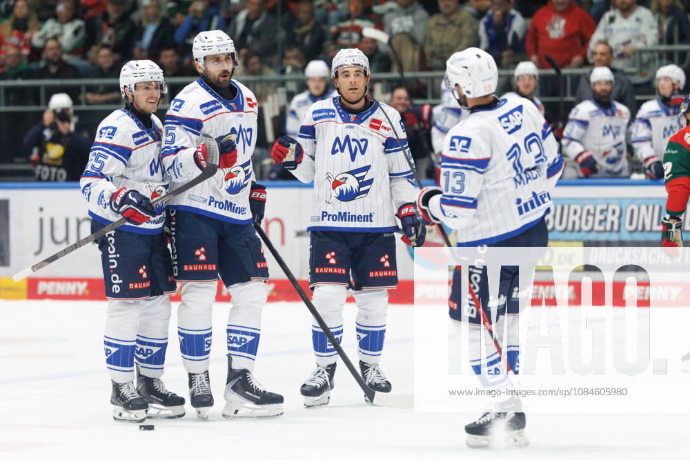 Team (Adler Mannheim) Tor zum 1 : 3 beim Spiel zwischen Augsburger Panther v Adler Mannheim, Eishockey, Herren, DEL, 2026 2027, 9.Spieltag am 16.10.2026 in Augsburg, Curt-Frenzel-Stadion. Bayern Deutschland