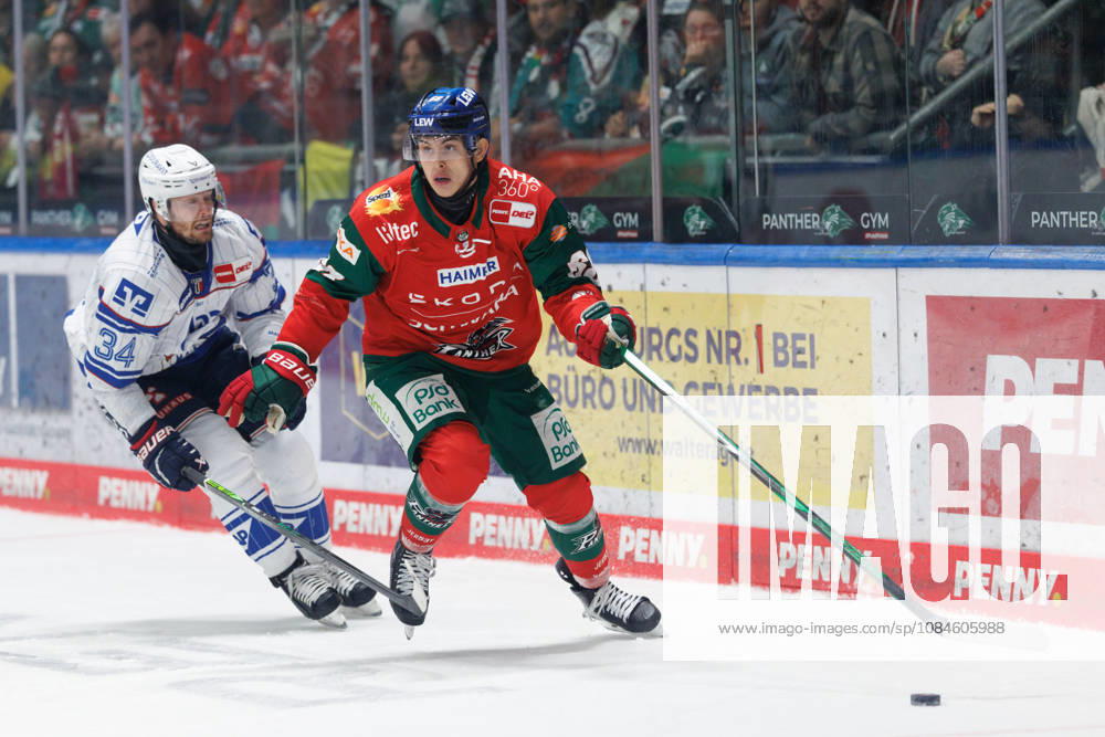 Fabrizio Pilu (68, Augsburger Panther) und Tom Kühnhackl (34, Adler Mannheim) beim Spiel zwischen Augsburger Panther v Adler Mannheim, Eishockey, Herren, DEL, 2026 2027, 9.Spieltag am 16.10.2026 in Augsburg, Curt-Frenzel-Stadion. Bayern Deutschland