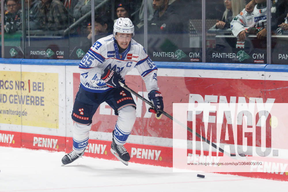 Marc Michaelis (65, Adler Mannheim) beim Spiel zwischen Augsburger Panther v Adler Mannheim, Eishockey, Herren, DEL, 2026 2027, 9.Spieltag am 16.10.2026 in Augsburg, Curt-Frenzel-Stadion. Bayern Deutschland