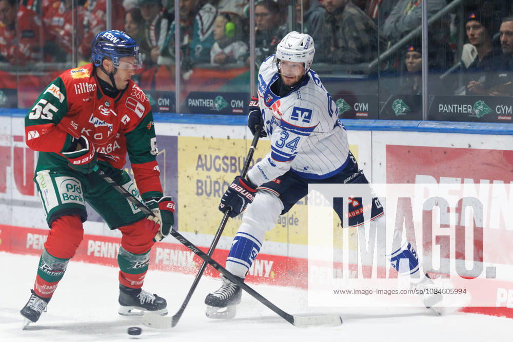 Tom Kühnhackl (34, Adler Mannheim) und Ryan Button (55, Augsburger Panther) beim Spiel zwischen Augsburger Panther v Adler Mannheim, Eishockey, Herren, DEL, 2026 2027, 9.Spieltag am 16.10.2026 in Augsburg, Curt-Frenzel-Stadion. Bayern Deutschland