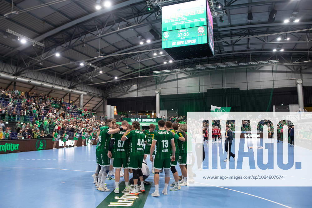 Handball, HBL2: SC DHfK Leipzig - ASV Hamm-Westfalen; 16.10.2026 Die Mannschaft des SC DHfK Leipzig bejubelt im Kreis den 37:33-Heimsieg. Handball, 2. Bundesliga, Saison 2026 2027, 8. Spieltag: SC DHfK Leipzig vs. ASV Hamm-Westfalen am 16.10.2026 in der Quarterback Immobilien Arena Leipzig.