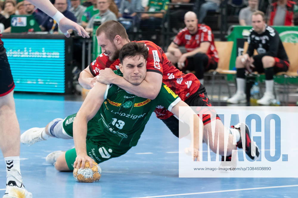 Handball, HBL2: SC DHfK Leipzig - ASV Hamm-Westfalen; 16.10.2026 Jann Keno Jacobs (43, ASV Hamm-Westfalen) bringt Matej Klima (13, SC DHfK Leipzig) zu Boden. Handball, 2. Bundesliga, Saison 2026 2027, 8. Spieltag: SC DHfK Leipzig vs. ASV Hamm-Westfalen am 16.10.2026 in der Quarterback Immobilien Arena Leipzig.