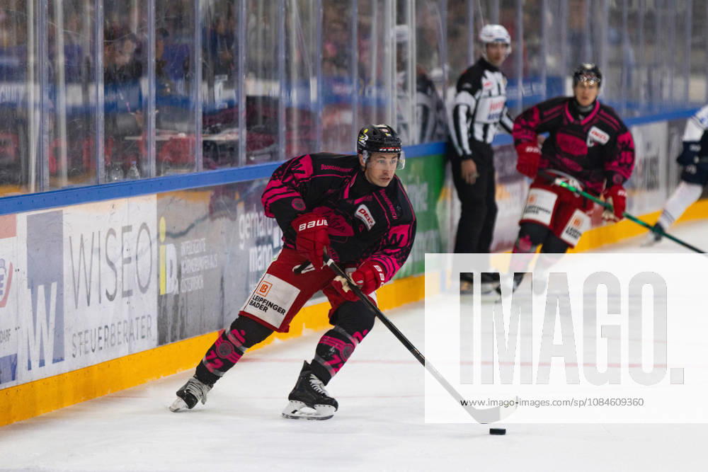 DEL2 (matchday 9) Ice hockey, Eishockey match between EV Landshut and Ravensburg Towerstars on 16.10.2026. in VR-Bank Landshut Arena Landshut, Germany. Trevor Gooch (EV Landshut 72) seen during the DEL2 (matchday 9) ice hockey match between EV Landshut and Ravensburg Towerstars on 16.10.2026. in VR-Bank Landshut Arena Landshut, Germany.