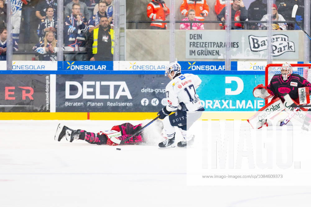 DEL2 (matchday 9) Ice hockey, Eishockey match between EV Landshut and Ravensburg Towerstars on 16.10.2026. in VR-Bank Landshut Arena Landshut, Germany. Trevor Gooch (EV Landshut 72) blocks Matt Fonteyne (Ravensburg Towerstars 17) shoot seen during the DEL2 (matchday 9) ice hockey match between EV Landshut and Ravensburg Towerstars on 16.10.2026. in VR-Bank Landshut Arena Landshut, Germany.