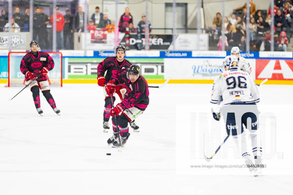 DEL2 (matchday 9) Ice hockey, Eishockey match between EV Landshut and Ravensburg Towerstars on 16.10.2026. in VR-Bank Landshut Arena Landshut, Germany. Jakob Mayenschein (EV Landshut 41) and Niclas Hempel (Ravensburg Towerstars 96) seen during the DEL2 (matchday 9) ice hockey match between EV Landshut and Ravensburg Towerstars on 16.10.2026. in VR-Bank Landshut Arena Landshut, Germany.