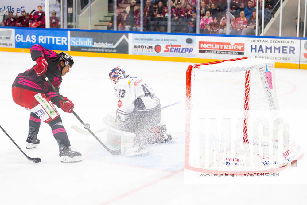 DEL2 (matchday 9) Ice hockey, Eishockey match between EV Landshut and Ravensburg Towerstars on 16.10.2026. in VR-Bank Landshut Arena Landshut, Germany. EV Landshut goal chance saved by Ilya Sharipov (Ravensburg Towerstars 43) seen during the DEL2 (matchday 9) ice hockey match between EV Landshut and Ravensburg Towerstars on 16.10.2026. in VR-Bank Landshut Arena Landshut, Germany.