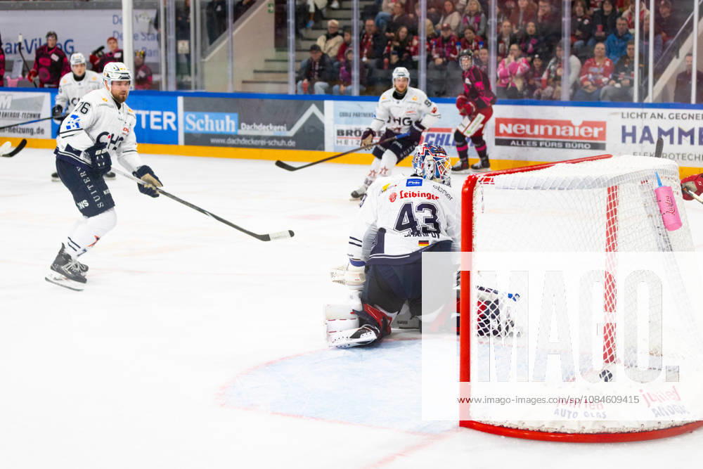DEL2 (matchday 9) Ice hockey, Eishockey match between EV Landshut and Ravensburg Towerstars on 16.10.2026. in VR-Bank Landshut Arena Landshut, Germany. EV Landshut goal seen during the DEL2 (matchday 9) ice hockey match between EV Landshut and Ravensburg Towerstars on 16.10.2026. in VR-Bank Landshut Arena Landshut, Germany.