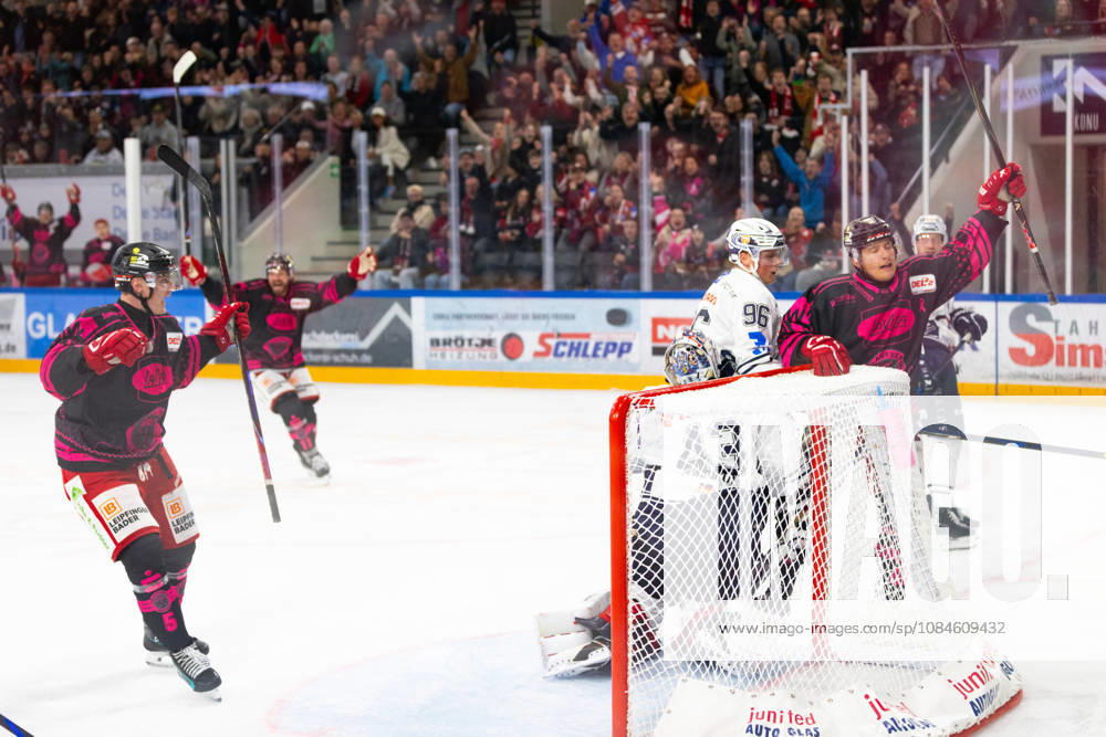 DEL2 (matchday 9) Ice hockey, Eishockey match between EV Landshut and Ravensburg Towerstars on 16.10.2026. in VR-Bank Landshut Arena Landshut, Germany. EV Landshut celebrates a goal during the DEL2 (matchday 9) ice hockey match between EV Landshut and Ravensburg Towerstars on 16.10.2026. in VR-Bank Landshut Arena Landshut, Germany.
