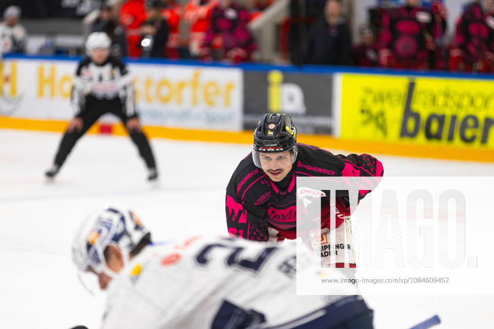 DEL2 (matchday 9) Ice hockey, Eishockey match between EV Landshut and Ravensburg Towerstars on 16.10.2026. in VR-Bank Landshut Arena Landshut, Germany. David Elsner (EV Landshut 61) seen during the DEL2 (matchday 9) ice hockey match between EV Landshut and Ravensburg Towerstars on 16.10.2026. in VR-Bank Landshut Arena Landshut, Germany.