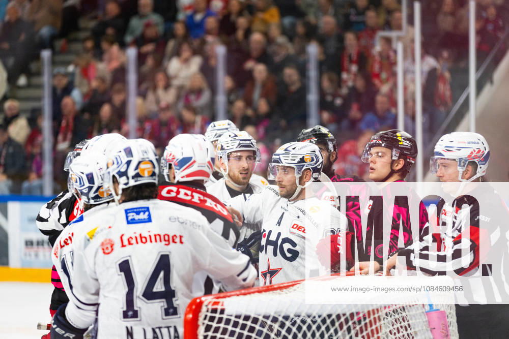 DEL2 (matchday 9) Ice hockey, Eishockey match between EV Landshut and Ravensburg Towerstars on 16.10.2026. in VR-Bank Landshut Arena Landshut, Germany. Fight between EV Landshut and Ravensburg Towerstars players seen during the DEL2 (matchday 9) ice hockey match between EV Landshut and Ravensburg Towerstars on 16.10.2026. in VR-Bank Landshut Arena Landshut, Germany.