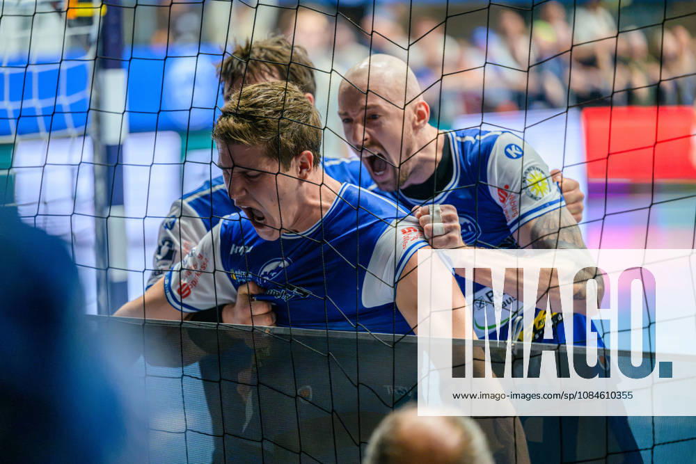 Vukasin Antonijevic (ThSV Eisenach, 41) holt den 7m raus. Dominik Solak (ThSV Eisenach, 30), Tillman Leu (ThSV Eisenach, 99) feiern. GER, ThSV Eisenach gegen VfL Gummersbach, 1. Opel Handballbundesliga, Handball, 9.Spieltag, Saison 2026 2027, 20.00 Uhr, 16.10.2026 GER, ThSV Eisenach gegen VfL Gummersbach, 1. Opel Handballbundesliga, Handball, 9.Spieltag, Saison 2026 2027, 20.00 Uhr, 16.10.2026 Eisenach