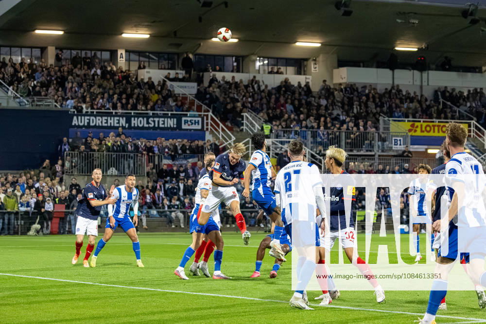 Fußball 2. Bundesliga Männer Saison 2026 2027 8. Spieltag Holstein Kiel - Hertha BSC (Kiel in Dunkelblau, Berlin in Weiß Blau gestreift) Kopfballduell nach einem Eckstoß zwischen Noah Madsen und Kevin Sessa (Bildmitte) Kiel Holstein Stadion, Westring 501 Schleswig Holstein Deutschland