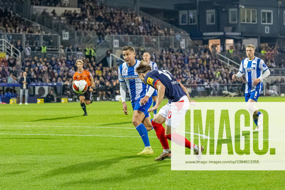 Fußball 2. Bundesliga Männer Saison 2026 2027 8. Spieltag Holstein Kiel - Hertha BSC (Kiel in Dunkelblau, Berlin in Weiß Blau gestreift) Paul Seguin (li.), Jonas Therkelsen Kiel Holstein Stadion, Westring 501 Schleswig Holstein Deutschland